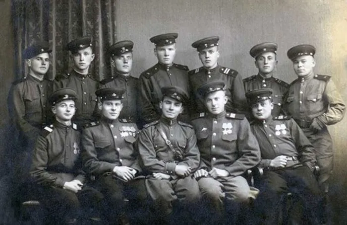 группа-солдат-и-офицеров-взвода-управления-6-й-батареи-232-й-стрелково-дивизии.-Фото-1945-года