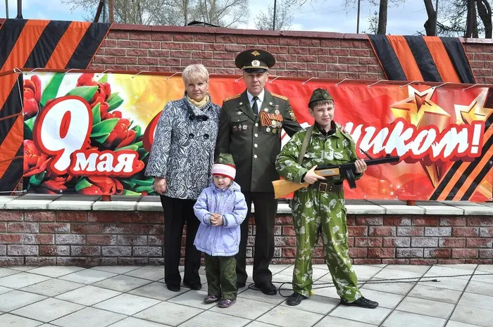 Полковник-В.Н.-Щукин-с-женой-и-внуками.