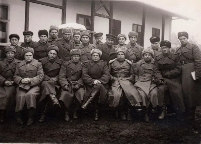 группа-командиров-232-й-стрелковой-дивизии.-2-й-Украинский-фронт-1944-год-1024x733